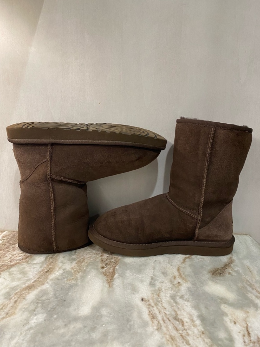 UGG Classic Short Chocolate Brown Boots Sz 8 - Picture 5 of 11